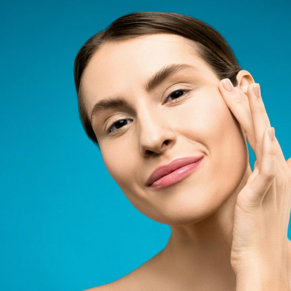 femme avec maquillage naturel